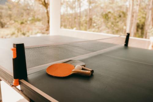 a tennis racket laying on top of a table at Casa confortável em local tranquilo. in Rodeio