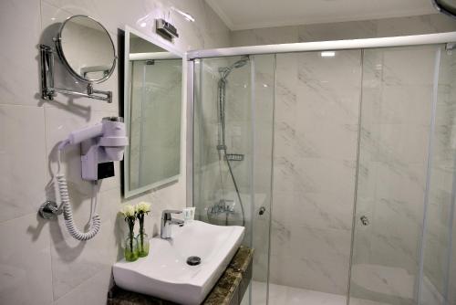 Ένα μπάνιο στο Arus Hotel