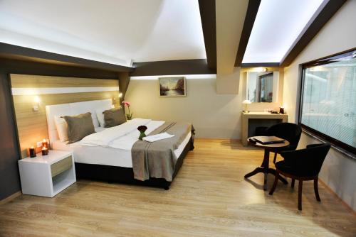 Ένα ή περισσότερα κρεβάτια σε δωμάτιο στο Arus Hotel