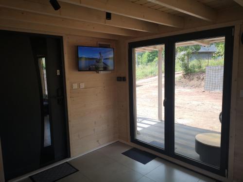 Habitación con baño y puerta corredera de cristal. en Domek Nasze Miejsce en Łomnica