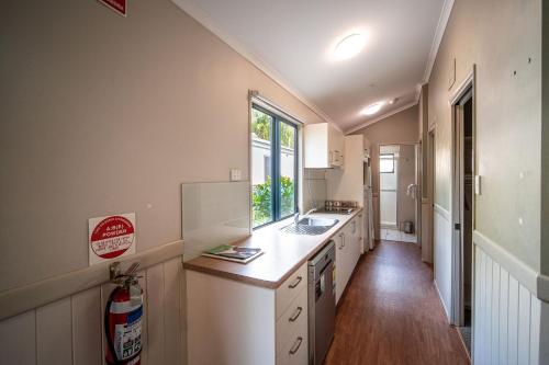 Una cocina o zona de cocina en Hidden Valley Holiday Park Darwin