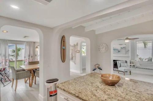 uma cozinha e sala de estar com um balcão e uma mesa em Premium and Charming Fully Equipped Beach House em St. Pete Beach