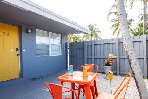 un patio con tavolo, sedie e porta gialla di cheerful 1-bedroom 1bath at Fort Lauderdale FL a Fort Lauderdale