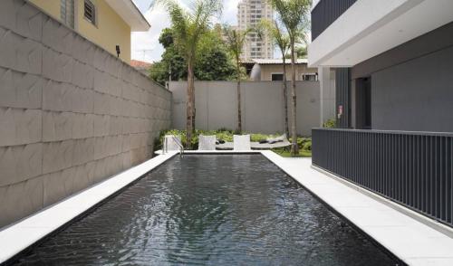 a house with a pond in the yard at estudio metro Brooklin Consulado Americano in Sao Paulo