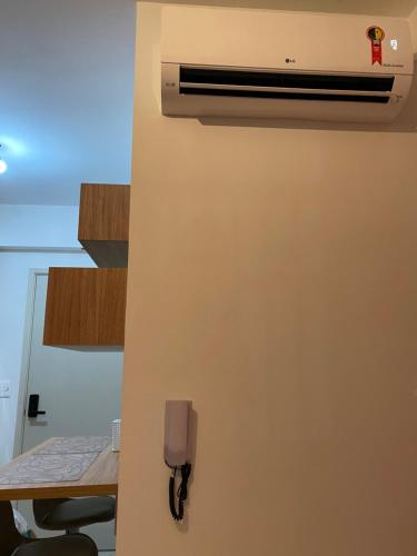 a wall with a air conditioner on a wall at estudio metro Brooklin Consulado Americano in Sao Paulo