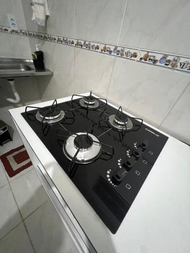 a black stove top oven in a kitchen at Ap próximo ao Arco com garagem in Sobral