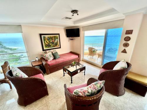 a living room with a view of the ocean at Encantador departamento frente al mar con WIFI in Tonsupa
