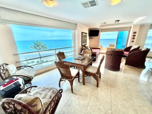 a living room with a view of the ocean at Encantador departamento frente al mar con WIFI in Tonsupa