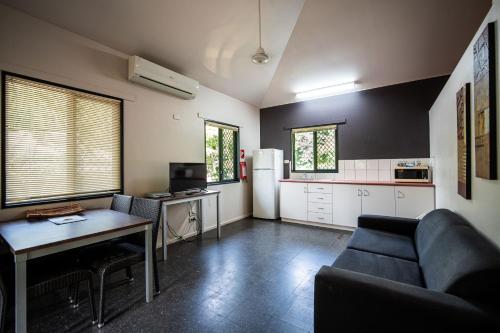 Una cocina o zona de cocina en Hidden Valley Holiday Park Darwin