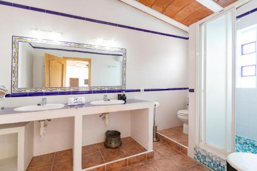 Baño con 2 lavabos y espejo en Villa in Ibiza Town with private pool, sleeps 10, en Sant Rafel de sa Creu