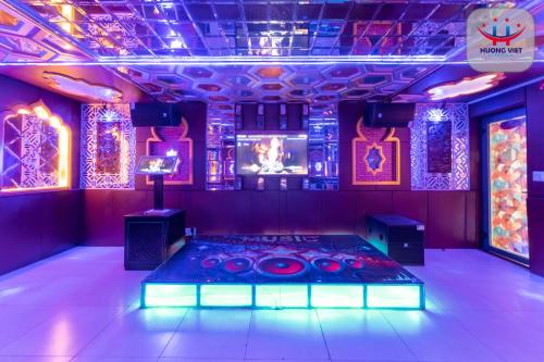Večerní zábavní program pro hosty v ubytování Huong Viet Hotel Quy Nhon - Beachfront