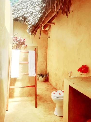 キジカジにあるMaua beachの茅葺き屋根のバスルーム(トイレ付)
