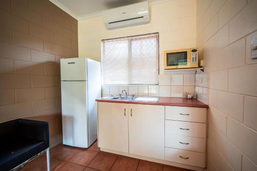 Una cocina o zona de cocina en Hidden Valley Holiday Park Darwin