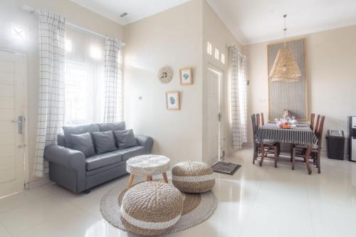 a living room with a couch and a table at D'Minggiran by Plesirhatiyogya in Timuran