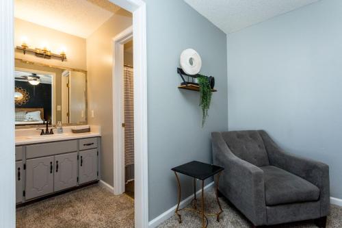 uma casa de banho com uma cadeira e um lavatório em Once-In-A-Lifetime Coffee-Themed Stay For Up To 8 em Clarksville