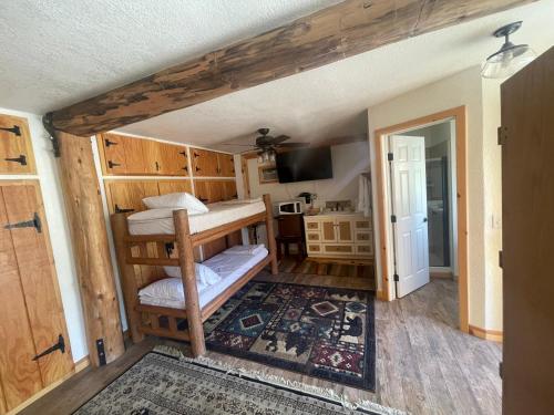 Ένα ή περισσότερα κρεβάτια σε δωμάτιο στο Sierra Woods Lodge