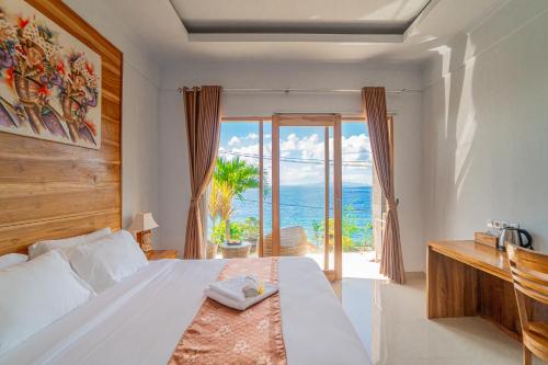 een slaapkamer met een bed en uitzicht op de oceaan bij Sekar Penida Cottages in Nusa Penida