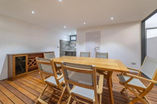 Galería fotográfica de One Bay Residence Unit 15 - Penthouse with private roof top, jacuzzi and sea view en Grand Baie