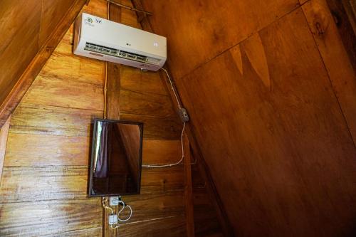 um quarto com um aquecedor e uma televisão na parede em Sinuan Homestay 
