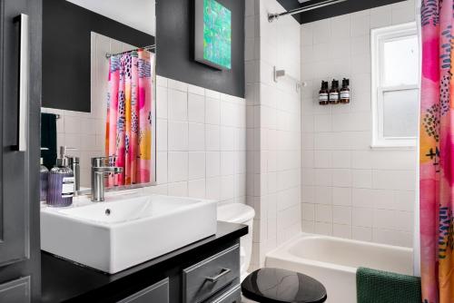 Koupelna v ubytování Eclectic Mid Century Modern 3BD/3BA with *Hot Tub*