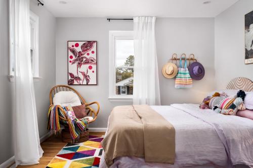 Postel nebo postele na pokoji v ubytování Eclectic Mid Century Modern 3BD/3BA with *Hot Tub*