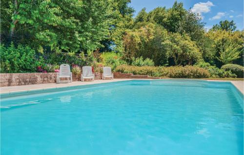 - deux chaises et une piscine dans la cour dans l'établissement Amazing Home In St, Priest La Fougeres, à La Coquille