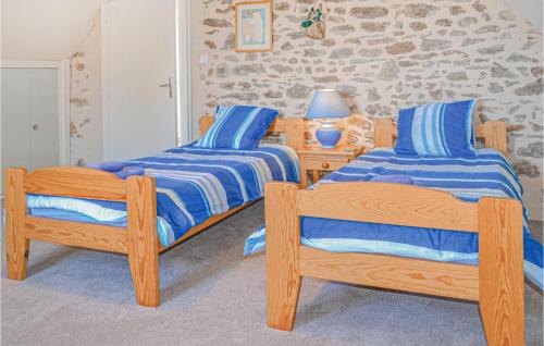 Tempat tidur dalam kamar di Beautiful Home In St, Priest La Fougeres With 3 Bedrooms, Private Swimming Pool And Outdoor Swimming Pool