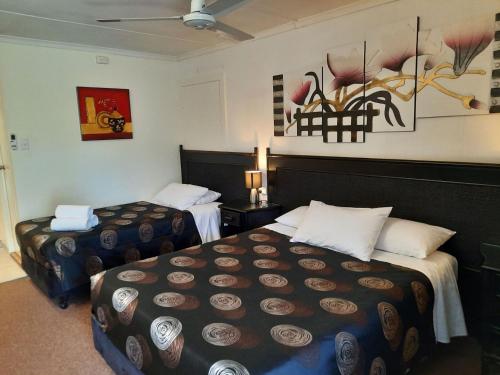 Katil atau katil-katil dalam bilik di Flying Spur Motel