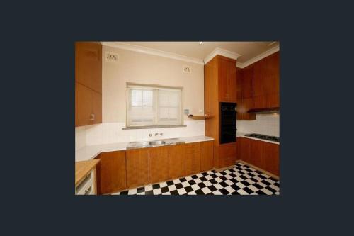 Una cocina o zona de cocina en Cheerful 3-bedroom home with free parking on site