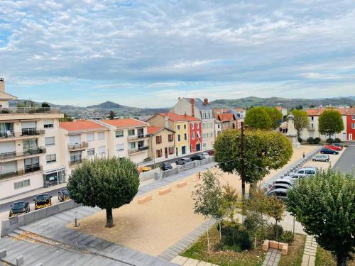 a view of a city with buildings and trees at Cristal 1 in Issoire