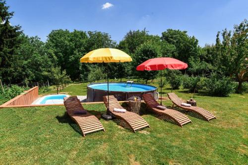 einen Tisch und Stühle mit Sonnenschirmen und einem Pool in der Unterkunft Hazelnut Pool House - Happy Rentals in Ludbreg