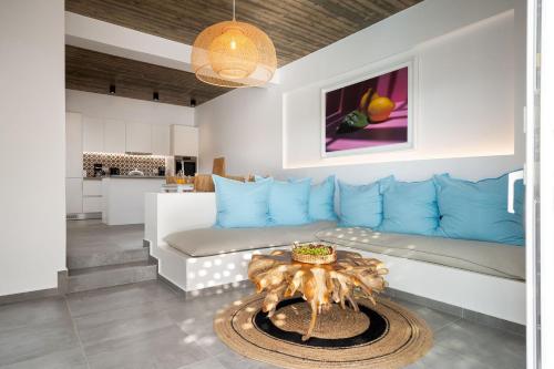 布拉卡的住宿－Citrus Seaside Houses，客厅配有蓝色的沙发和桌子