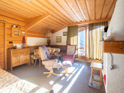 a living room with a table and chairs in a cabin at Centrally Located Apartment in Bad Kleinkirchheim in Bad Kleinkirchheim