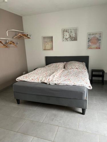 - un lit dans une chambre avec un cadre de lit dans l'établissement Gemütliches Apartment nahe Porsche, à Weissach