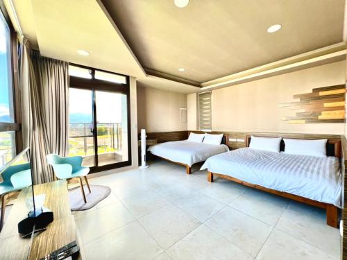 五結鄉的住宿－心逸，酒店客房设有两张床和大窗户。