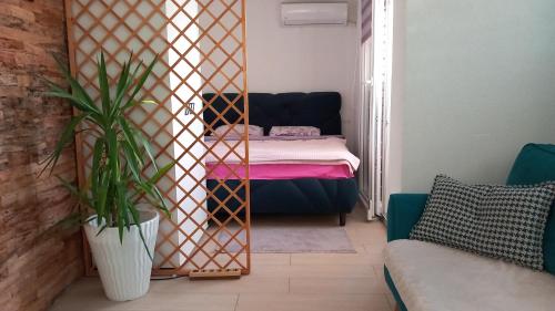 - une chambre avec un lit dans l'établissement Antonina apartment, à Skopje