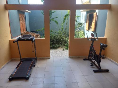 - une chambre avec deux vélos d'exercice et une fenêtre dans l'établissement SAM RESIDENCE Jàmm ak Cofeel, à Saint-Louis
