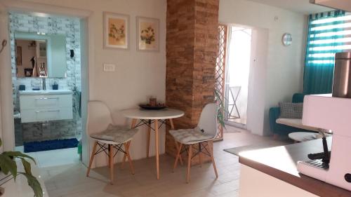 - une cuisine avec une table et des chaises dans la chambre dans l'établissement Antonina apartment, à Skopje