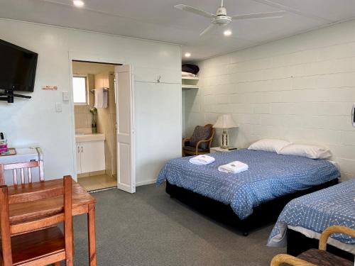 Un pat sau paturi într-o cameră la Golden Grain Motel