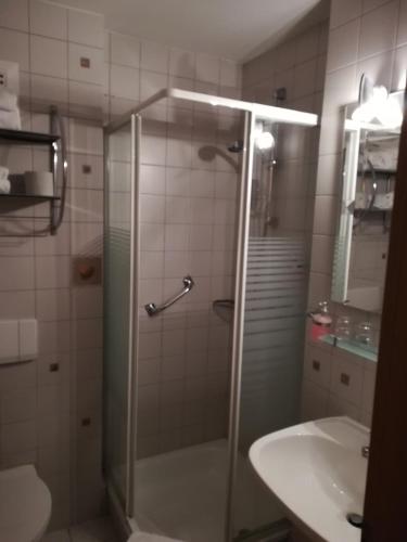 y baño con ducha y lavamanos. en Apartment Christopherhof 56 Grafenwiesen, en Grafenwiesen