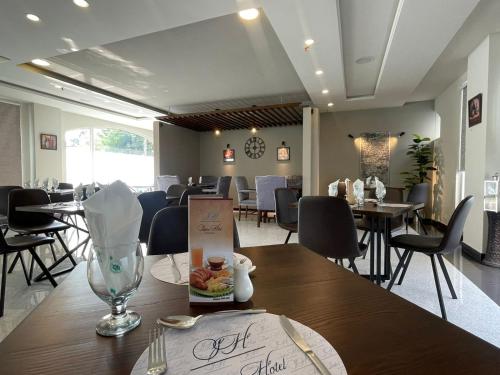 En restaurant eller et spisested på Sintra Hotel