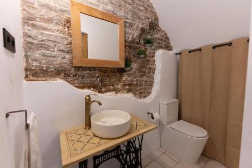 a bathroom with a sink and a toilet at Encantador apartamento en Calle Segovia in Madrid