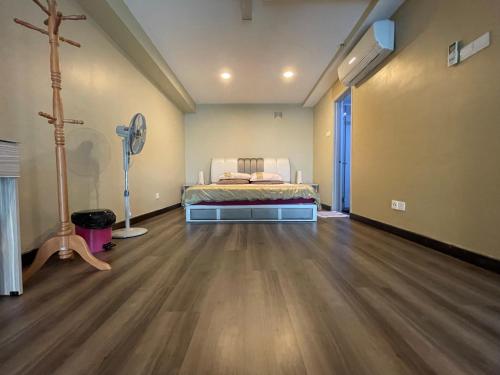 1 dormitorio con 1 cama y suelo de madera en Premier Suite at Maritime, en George Town
