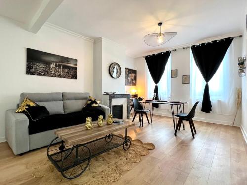 un salon avec un canapé et une table dans l'établissement Homedésir - Le Marché Electrik Vernon-Giverny - Claude Monet - Downtown, à Vernon
