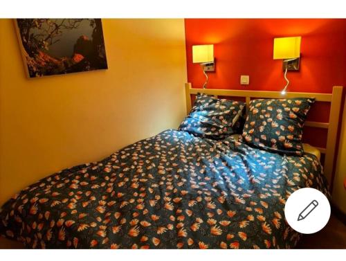 - une chambre avec un lit et deux lampes murales dans l'établissement Superbe Appartement avec vue Mer et Piscine, à Saint-Raphaël