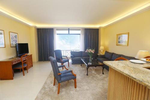 TV a/nebo společenská místnost v ubytování Bayview Hotel Beirut