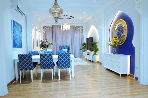 Shanghai Resort في Bavet: غرفة طعام مع طاولة وكراسي زرقاء