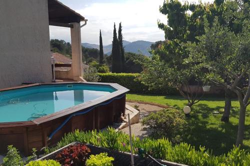 une piscine dans la cour d'une maison dans l'établissement Villa Cléa, belle propriété provençale, jardin, piscine, au calme, à Carnoux-en-Provence