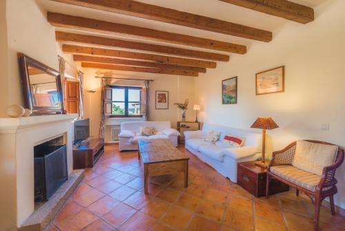 een woonkamer met een bank en een open haard bij Cas Galgo luxury Villa in Valldemossa in Valldemossa