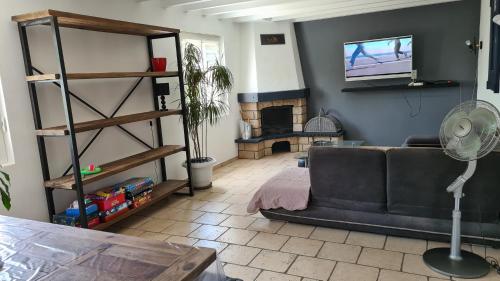 Et tv og/eller underholdning på Maison familiale avec jardin clos et barbecue